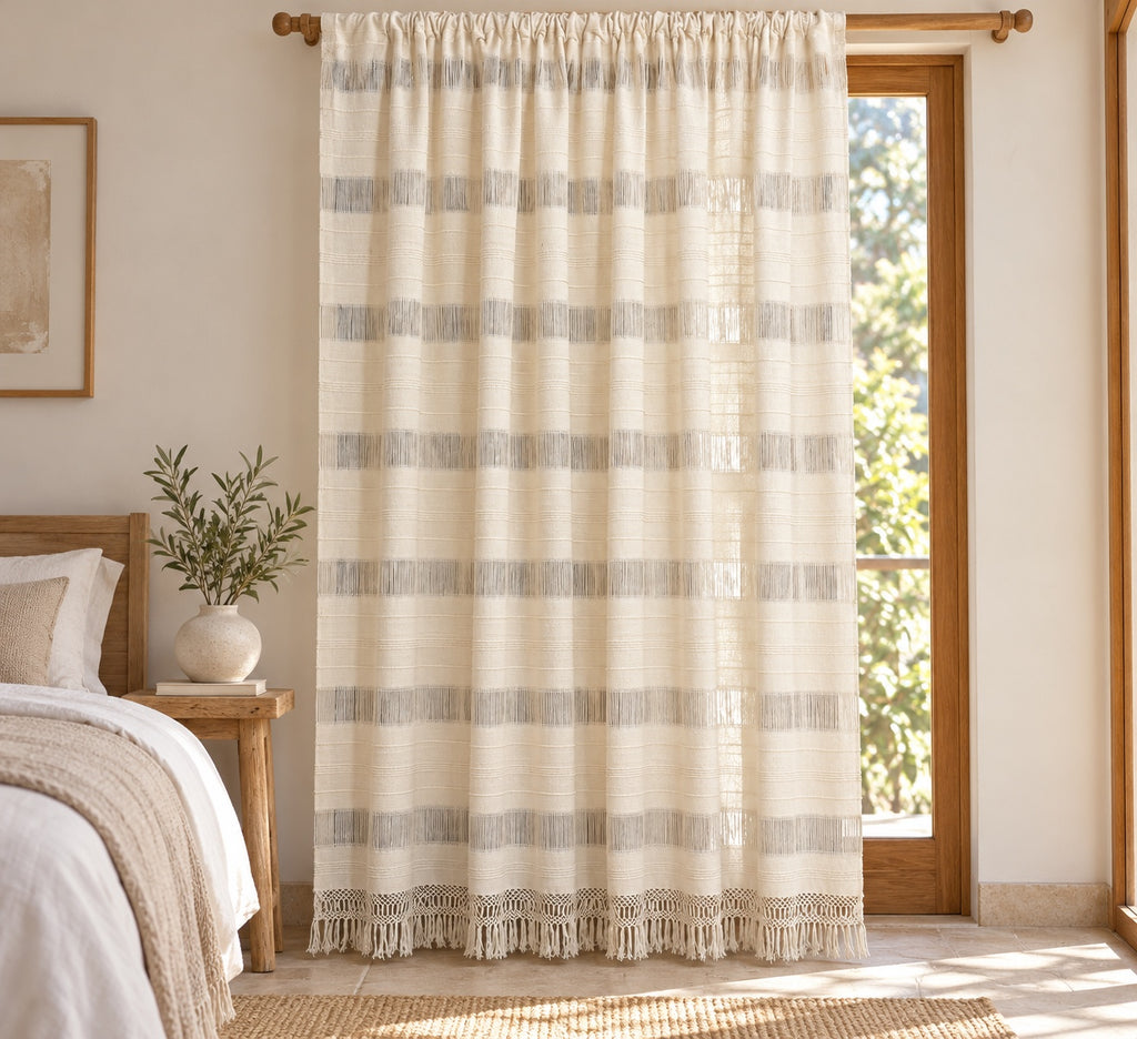 Cortina deshilada color crudo, ambiente decorativo