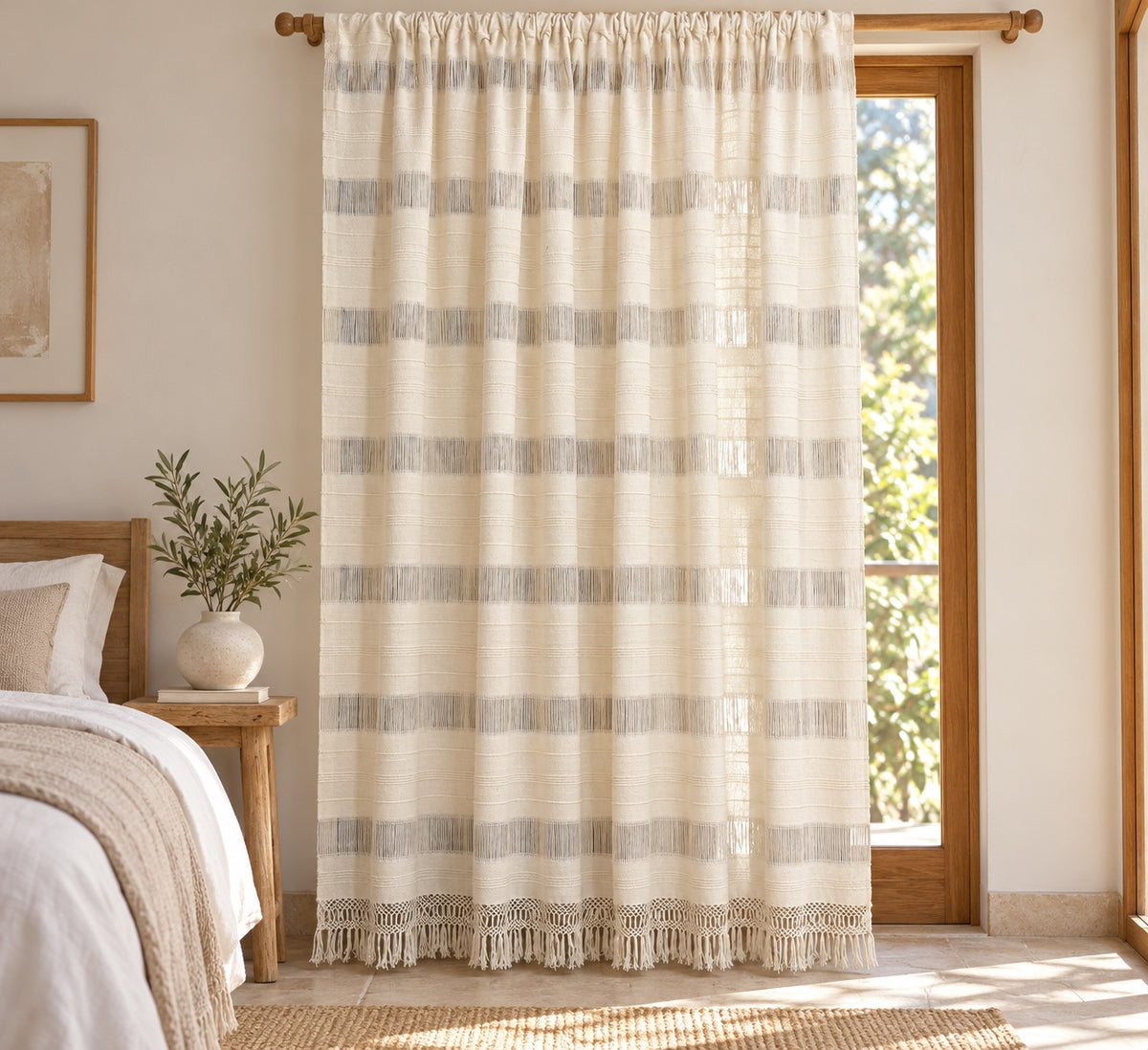Cortina deshilada color crudo, ambiente decorativo
