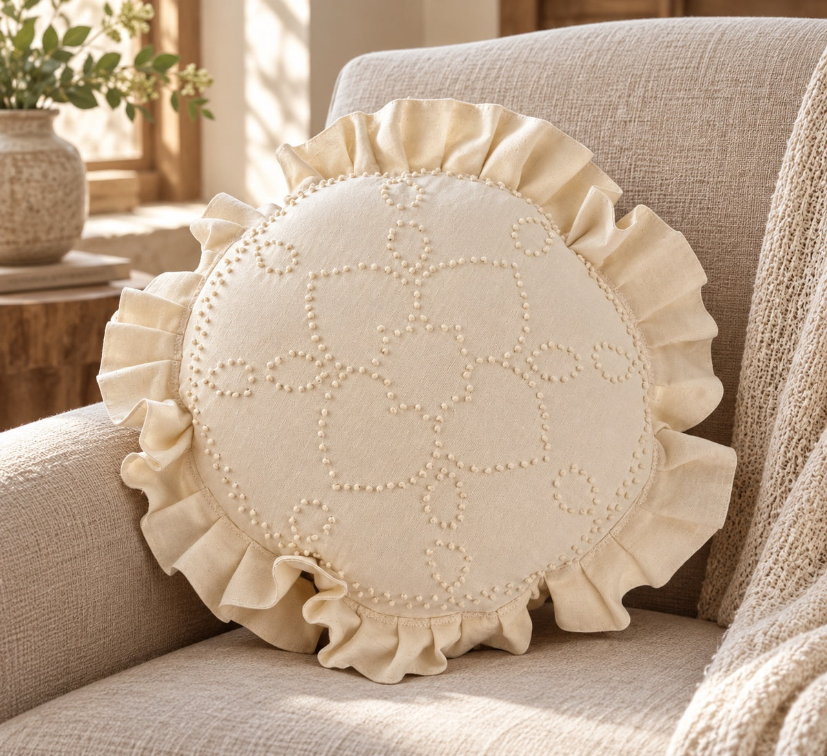 Cojín redondo con olán y bolitas en relieve, ambiente decorativo