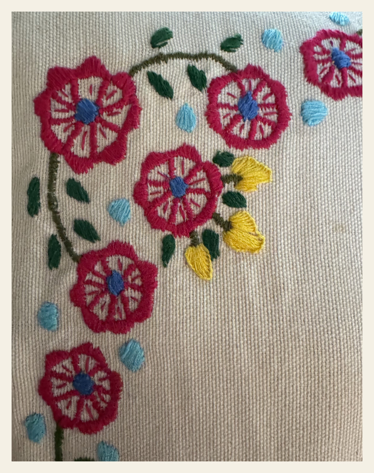 Cojín bordado de flores, detalle de la confección