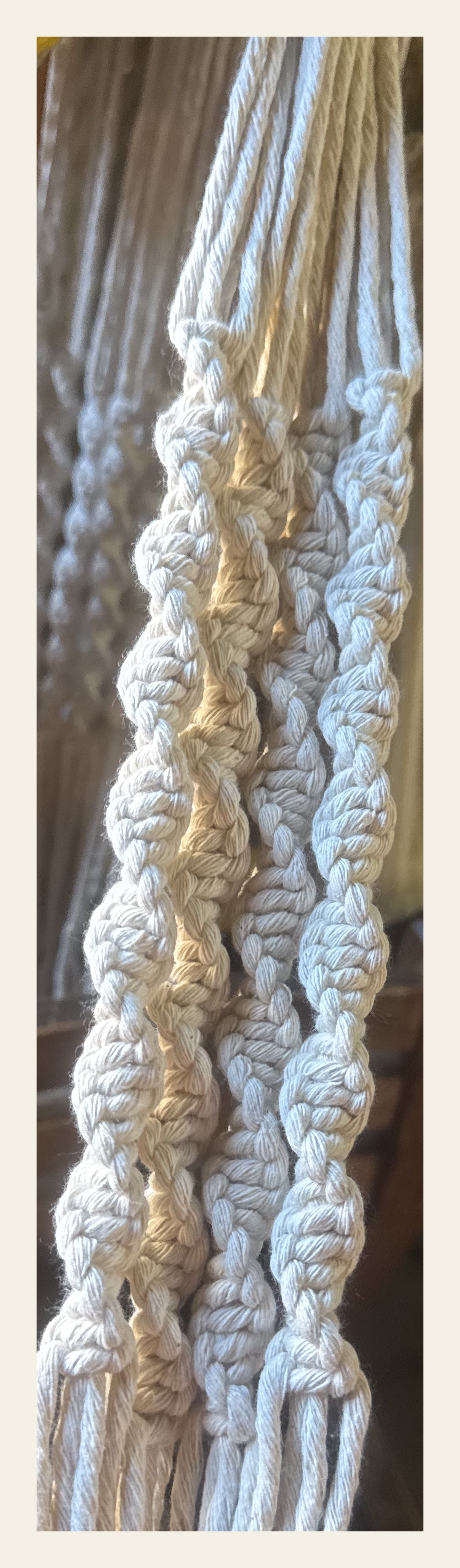 Macetero colgante de macramé, detalle de la textura