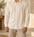 Camisa de hombre cuello italiano tono crudo, puesta