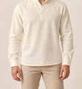 Camisa cuello mao cerrada en look cotidiano