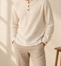 Camisa cuello mao botón café en look editorial