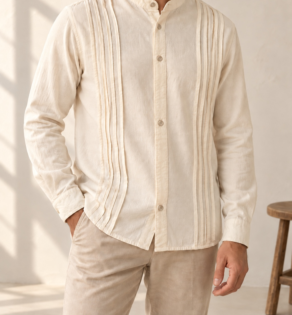 Camisa cuello mao con alforzas en look editorial