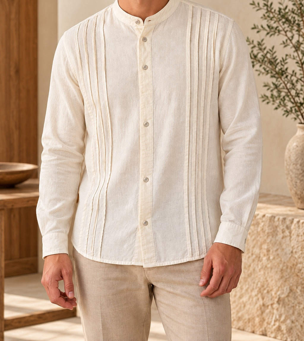Camisa de hombre cuello mao con alforzas, puesta