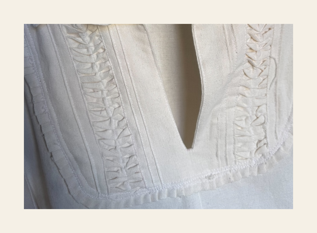 Detalle de la pechera con alforzas y panalillo
