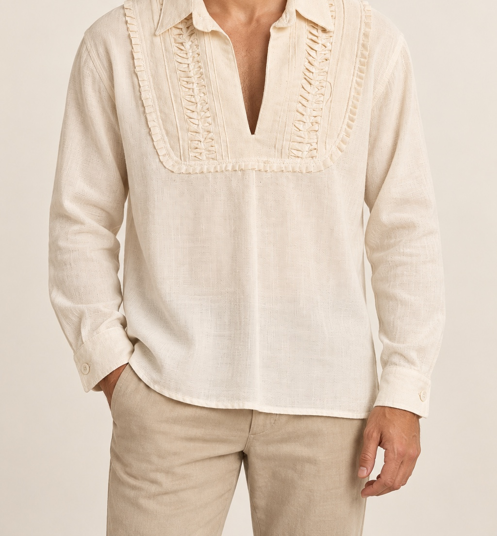 Camisa cuello abierto con pechera en look cotidiano