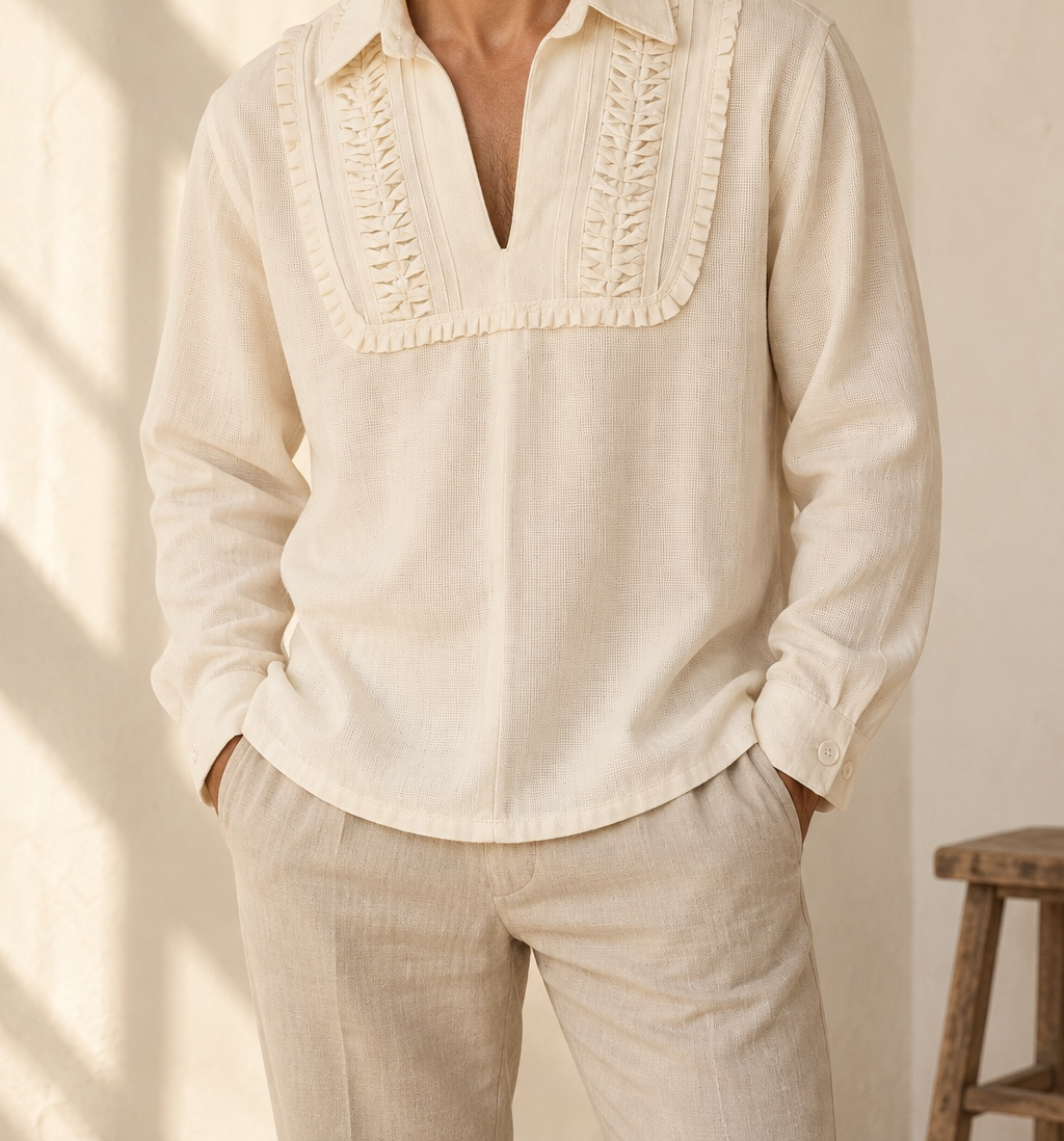 Camisa cuello abierto con pechera en look editorial