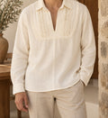 Camisa de hombre cuello abierto con pechera, puesta