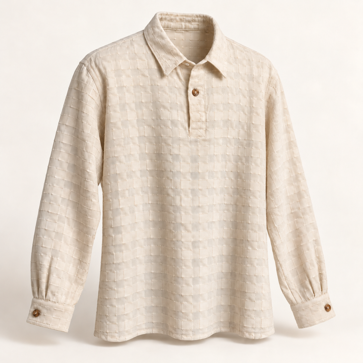 Camisa cerrada con textura de cuadros, vista en ángulo