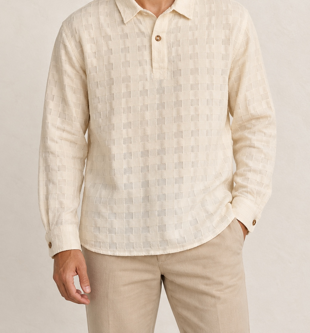Camisa con textura de cuadros en look cotidiano
