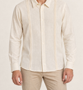 Camisa cuello italiano con alforzas en look cotidiano