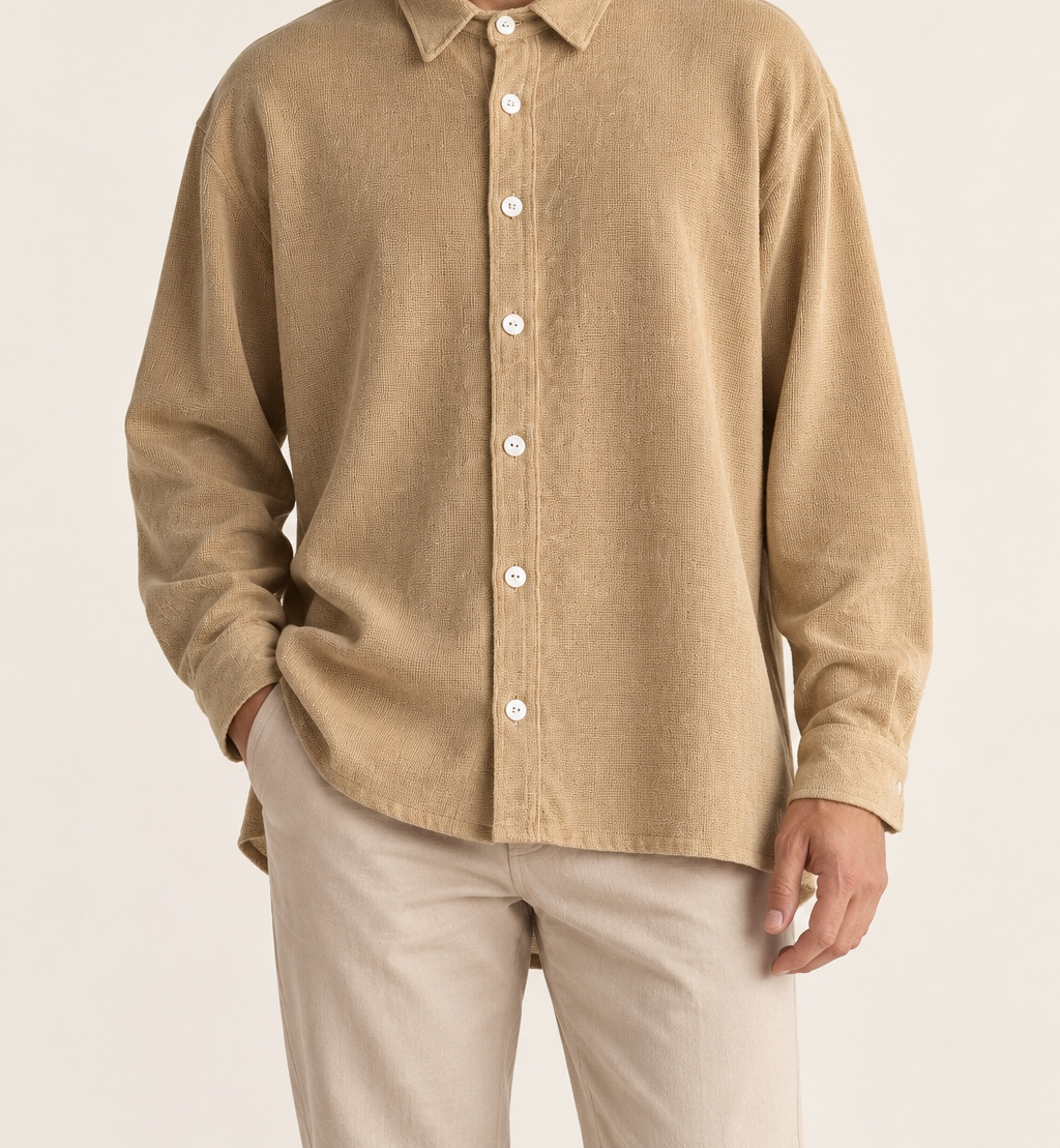 Camisa beige cuello italiano en look cotidiano