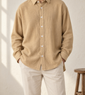 Camisa beige cuello italiano en look editorial