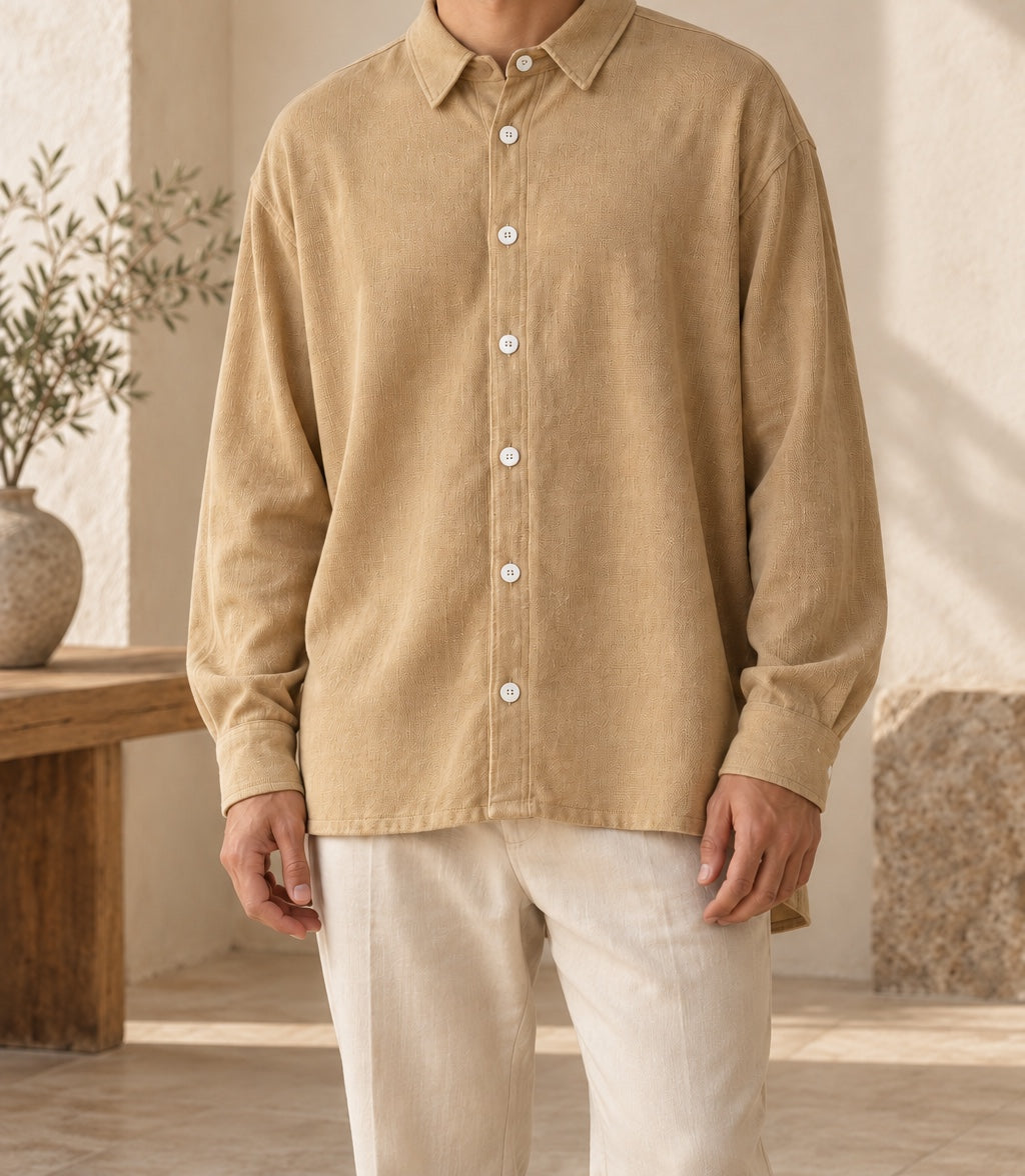 Camisa de hombre cuello italiano beige, puesta