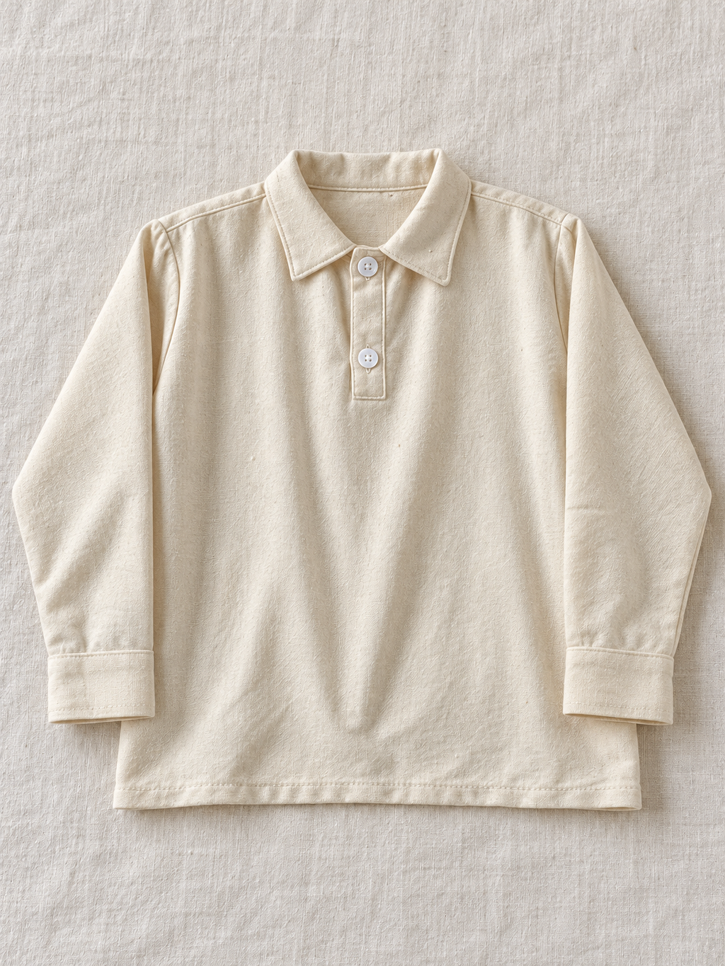 Camisa de niño de manta con cuello y dos botones: vista adicional (imagen ilustrativa creada con IA)