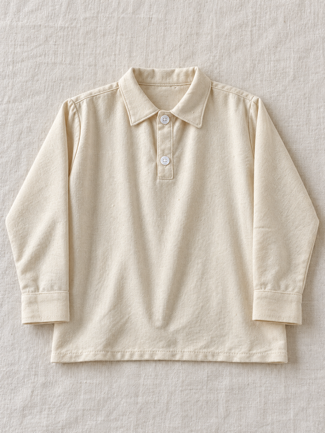 Camisa de niño de manta con cuello y dos botones: vista adicional (imagen ilustrativa creada con IA)