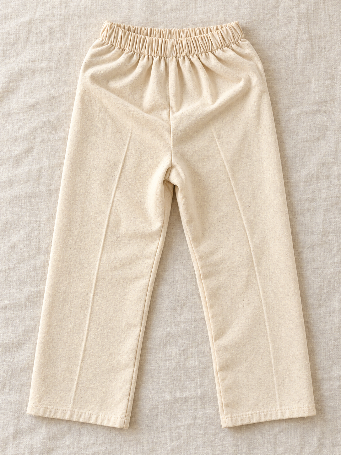 Pantalón de niño de manta liso con resorte: vista adicional (imagen ilustrativa creada con IA)