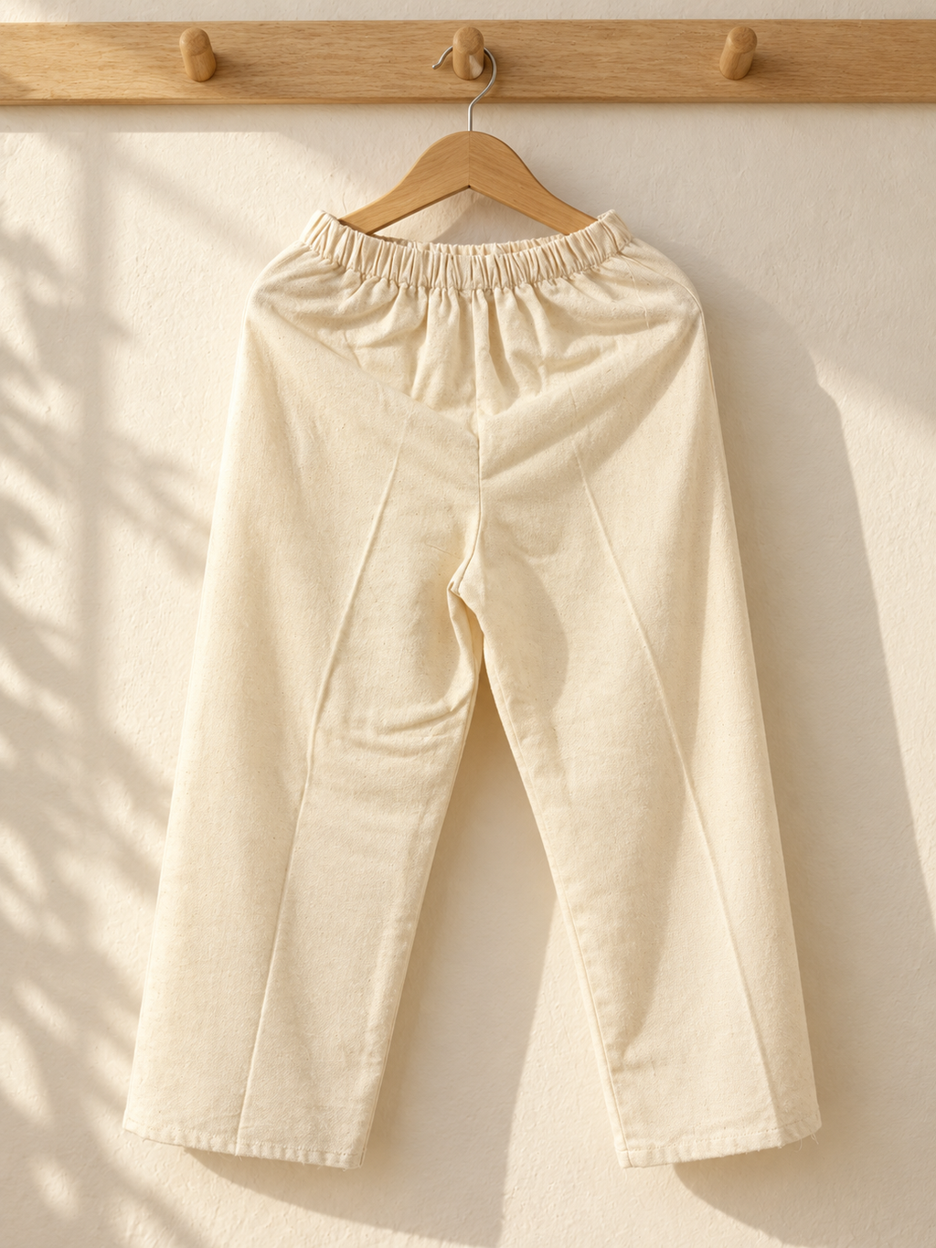 Pantalón de niño de manta liso con resorte: ambiente (imagen ilustrativa creada con IA)