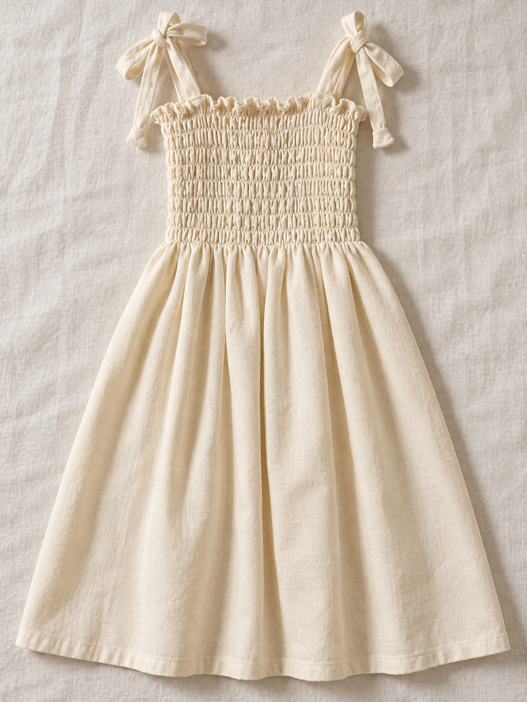 Vestido de niña con pechera fruncida y tirantes de moño: vista adicional (imagen ilustrativa creada con IA)