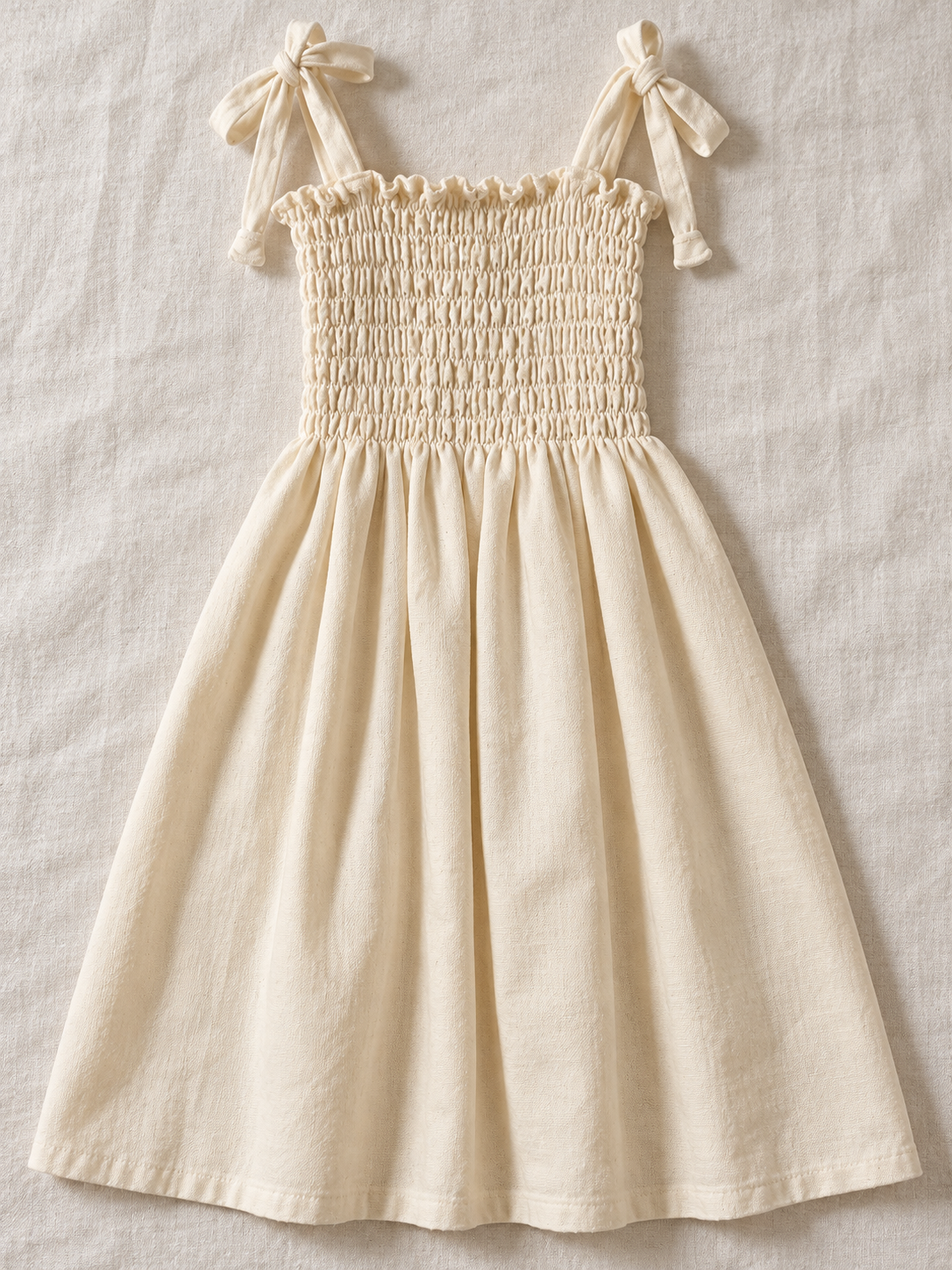 Vestido de niña con pechera fruncida y tirantes de moño: vista adicional (imagen ilustrativa creada con IA)