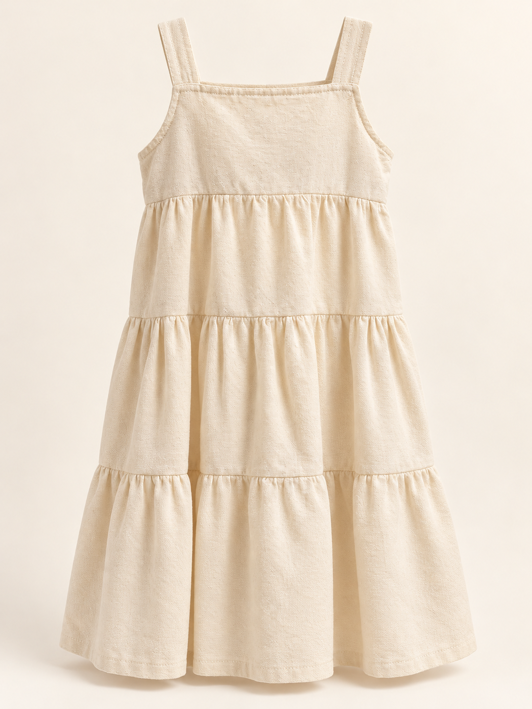 Vestido de niña de tirantes con capas: vista principal (imagen ilustrativa creada con IA)