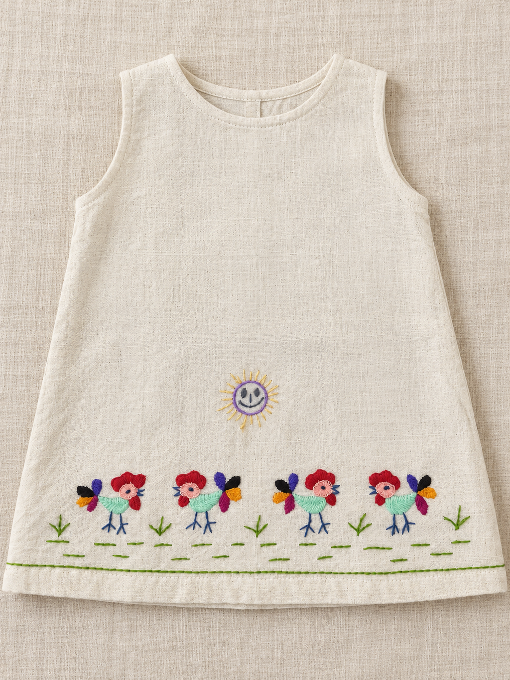 Vestido de niña bordado La Granja, gallitos turquesa: vista adicional (imagen ilustrativa creada con IA)