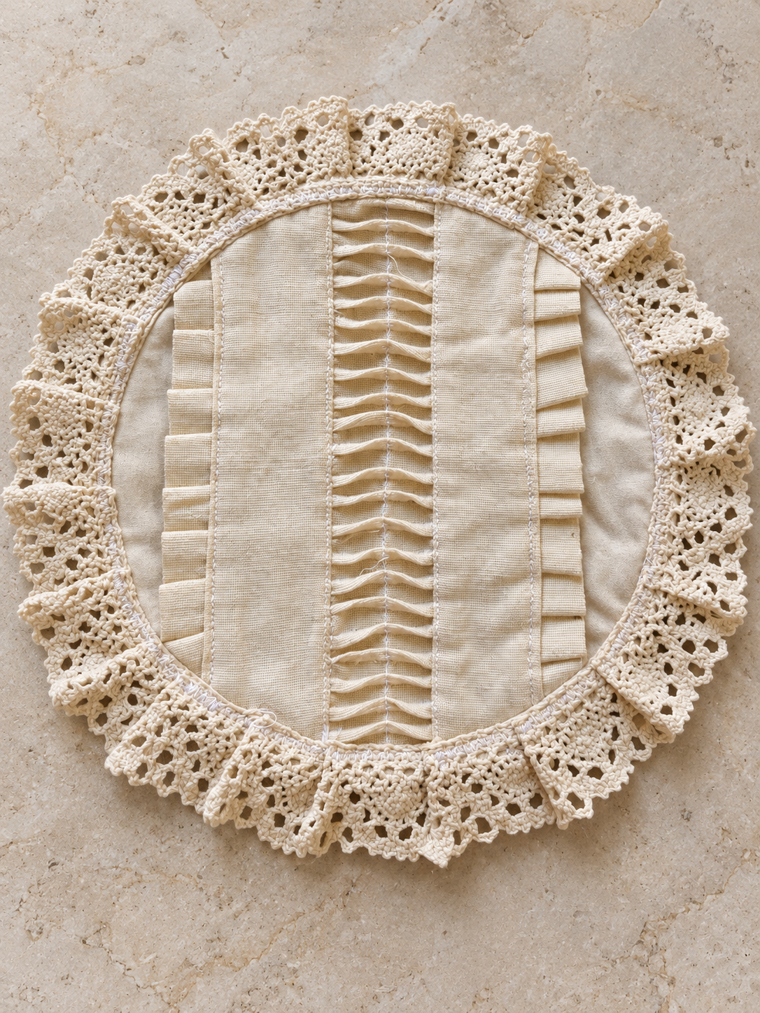 Tortillero redondo con pliegue al centro y encaje: vista adicional (imagen ilustrativa creada con IA)