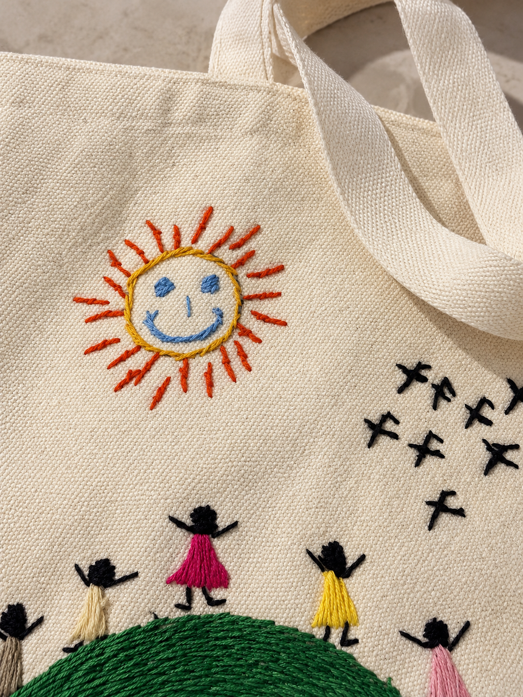 Bolsa de manta bordada Sol del cerro: vista adicional (imagen ilustrativa creada con IA)
