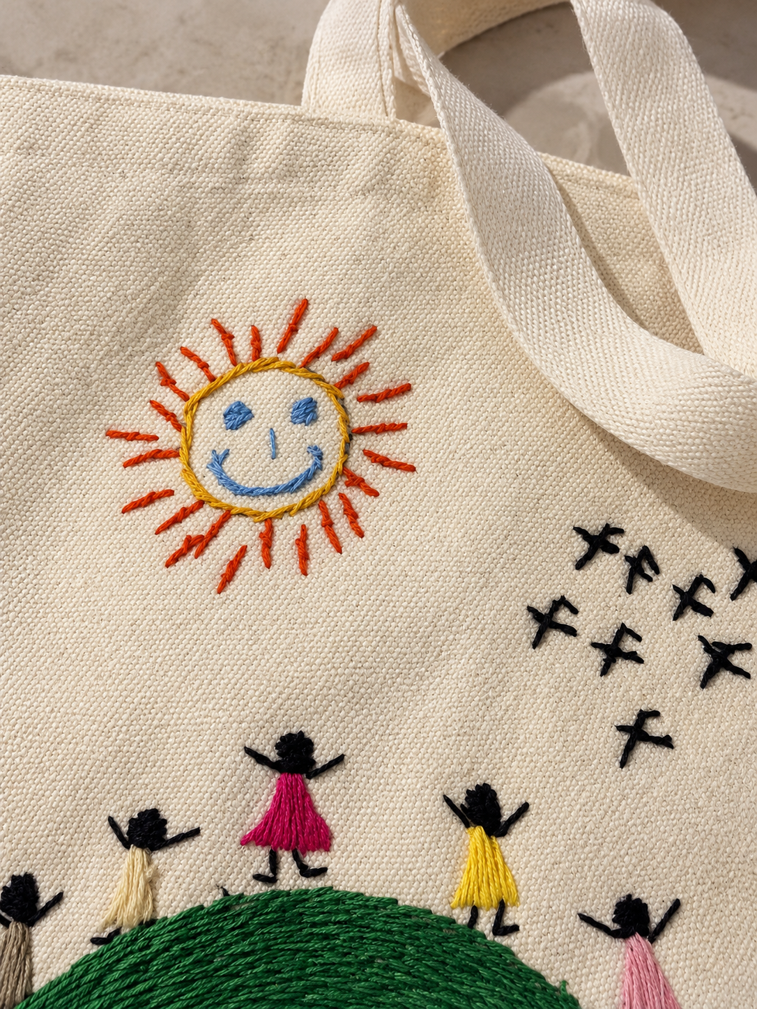 Bolsa de manta bordada Sol del cerro: vista adicional (imagen ilustrativa creada con IA)