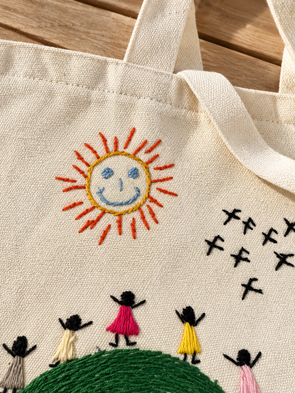 Bolsa de manta bordada Sol del cerro: ambiente (imagen ilustrativa creada con IA)