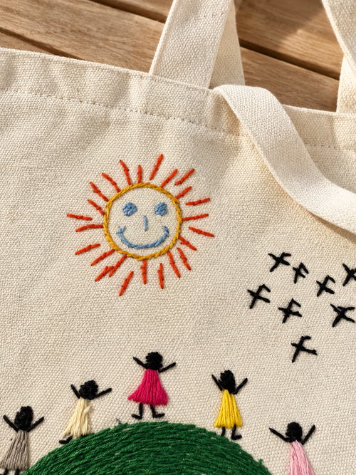 Bolsa de manta bordada Sol del cerro: ambiente (imagen ilustrativa creada con IA)