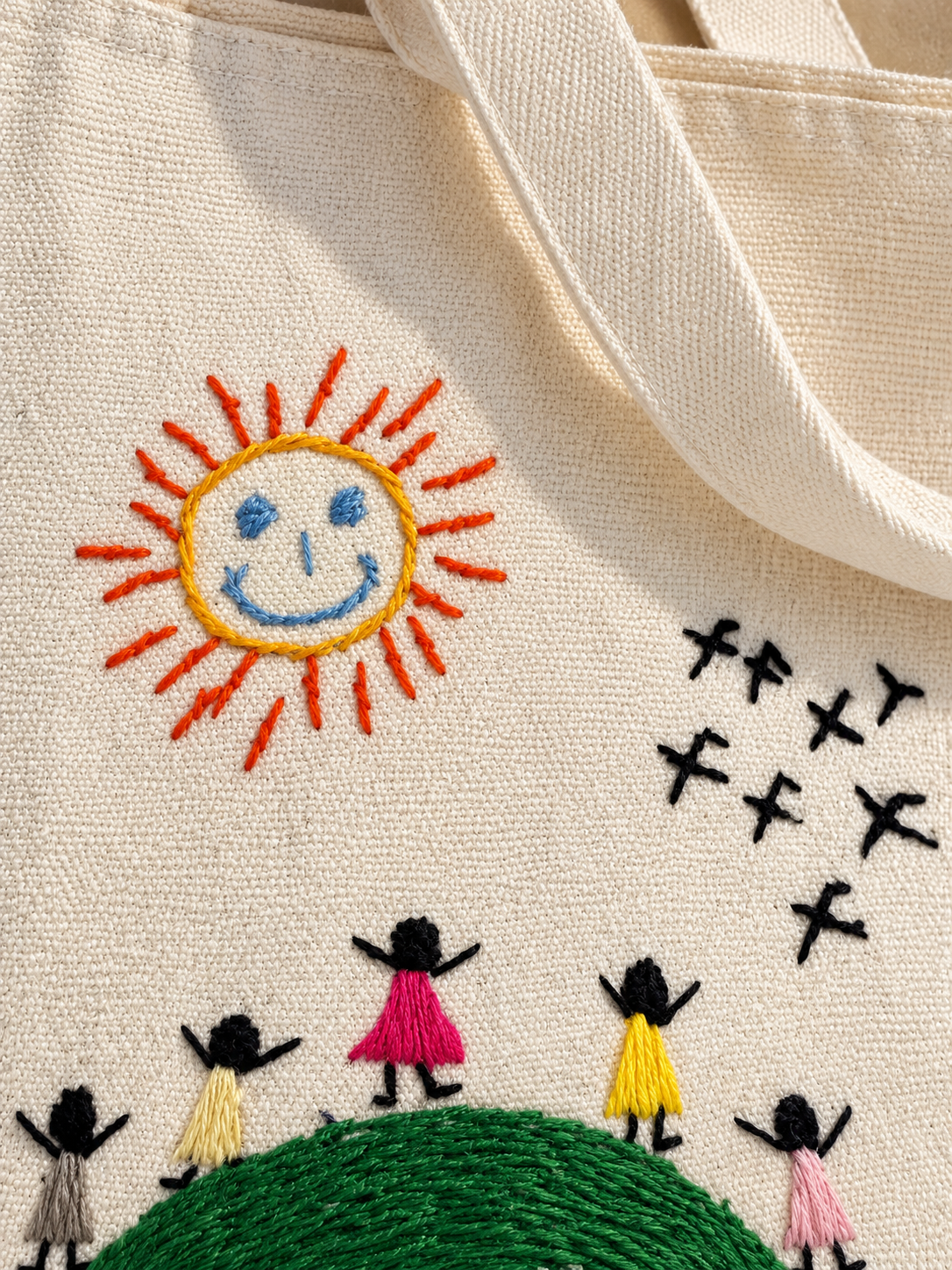 Bolsa de manta bordada Sol del cerro: ambiente editorial (imagen ilustrativa creada con IA)