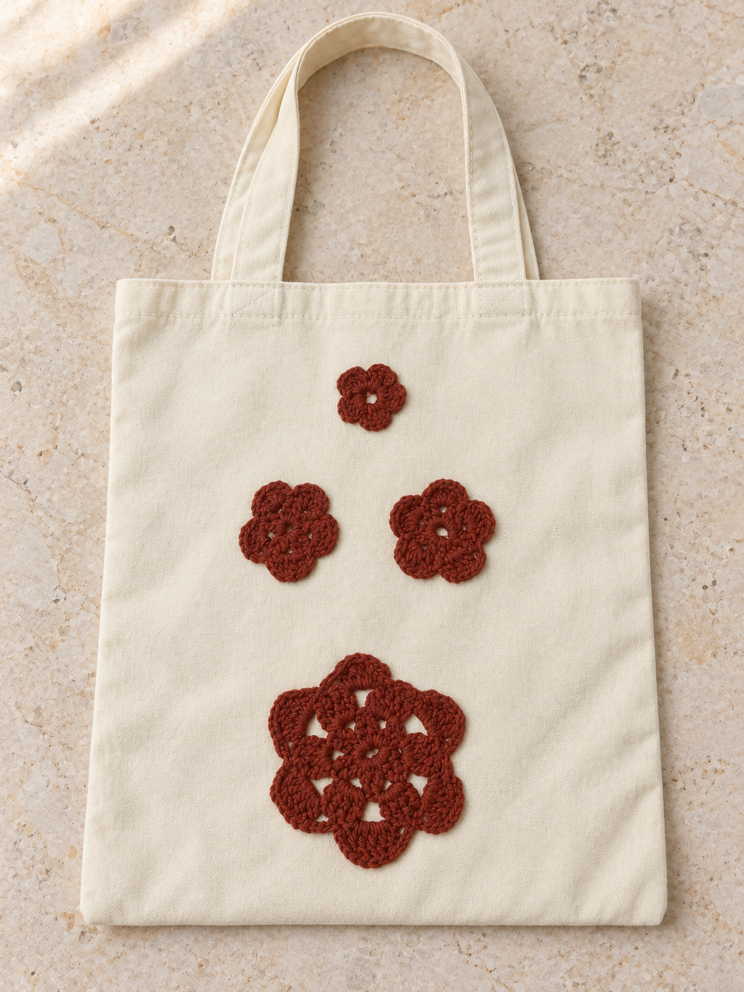 Bolsa de manta con flores tejidas color óxido: vista adicional (imagen ilustrativa creada con IA)