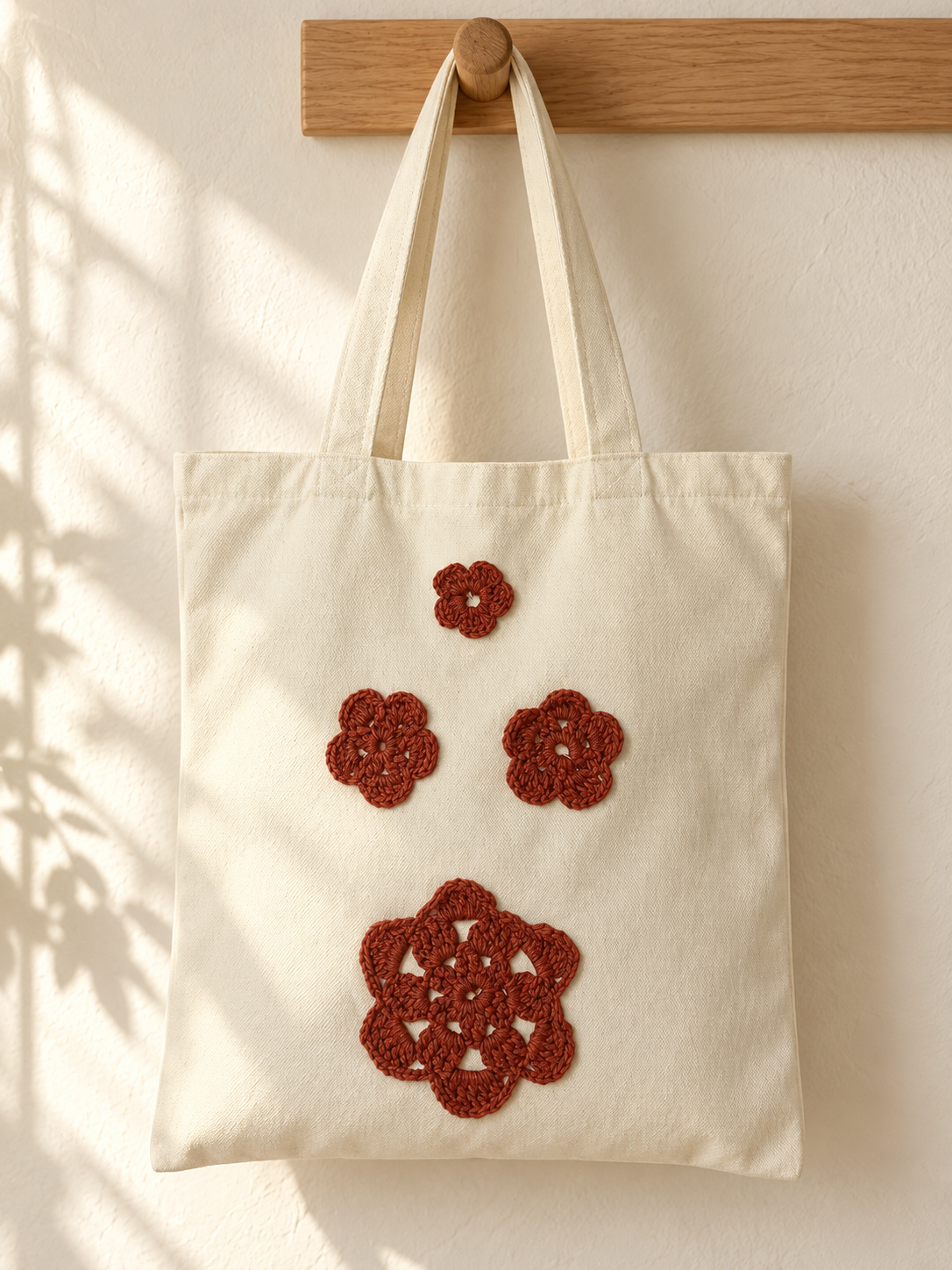 Bolsa de manta con flores tejidas color óxido: ambiente (imagen ilustrativa creada con IA)