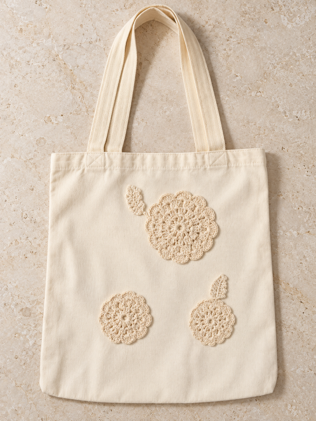 Bolsa de manta con flores tejidas color crudo: vista adicional (imagen ilustrativa creada con IA)