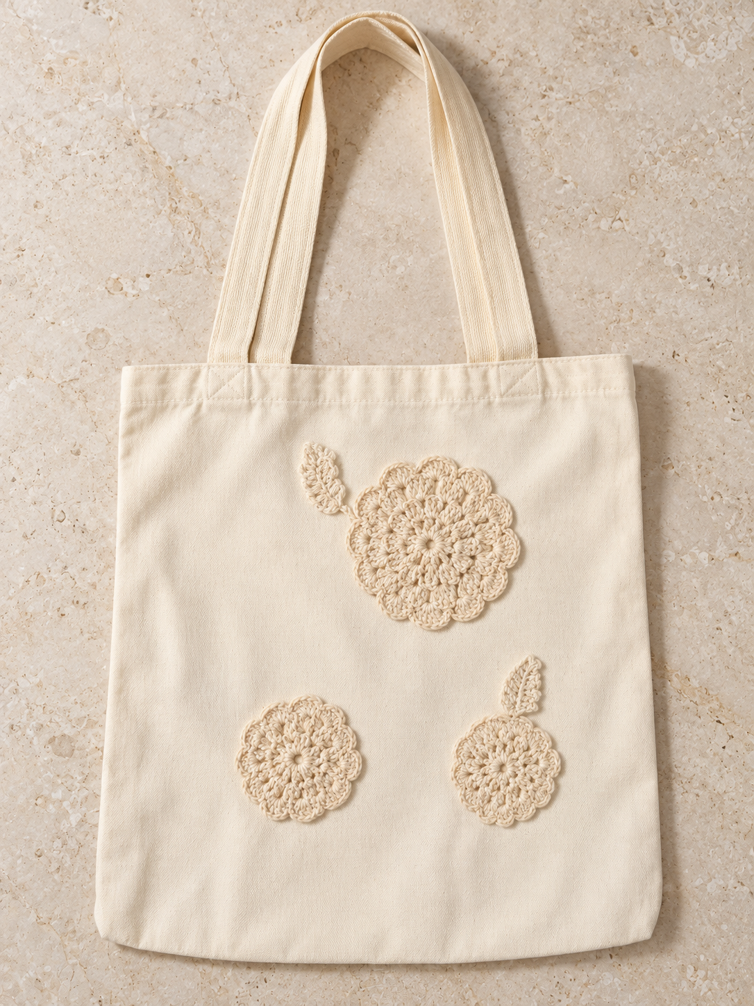 Bolsa de manta con flores tejidas color crudo: vista adicional (imagen ilustrativa creada con IA)