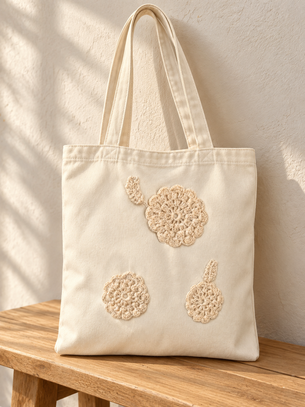 Bolsa de manta con flores tejidas color crudo: ambiente editorial (imagen ilustrativa creada con IA)