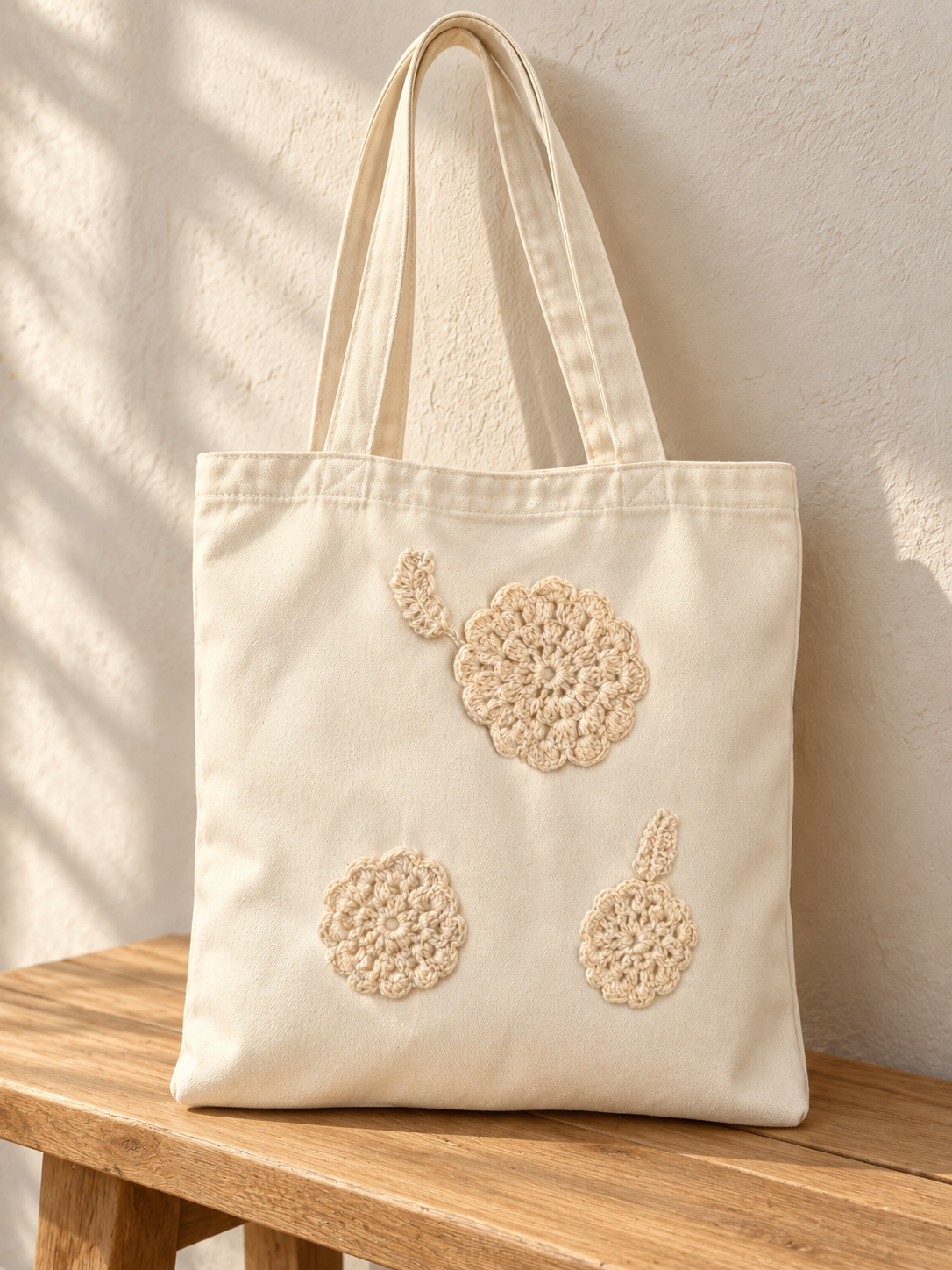 Bolsa de manta con flores tejidas color crudo: ambiente editorial (imagen ilustrativa creada con IA)
