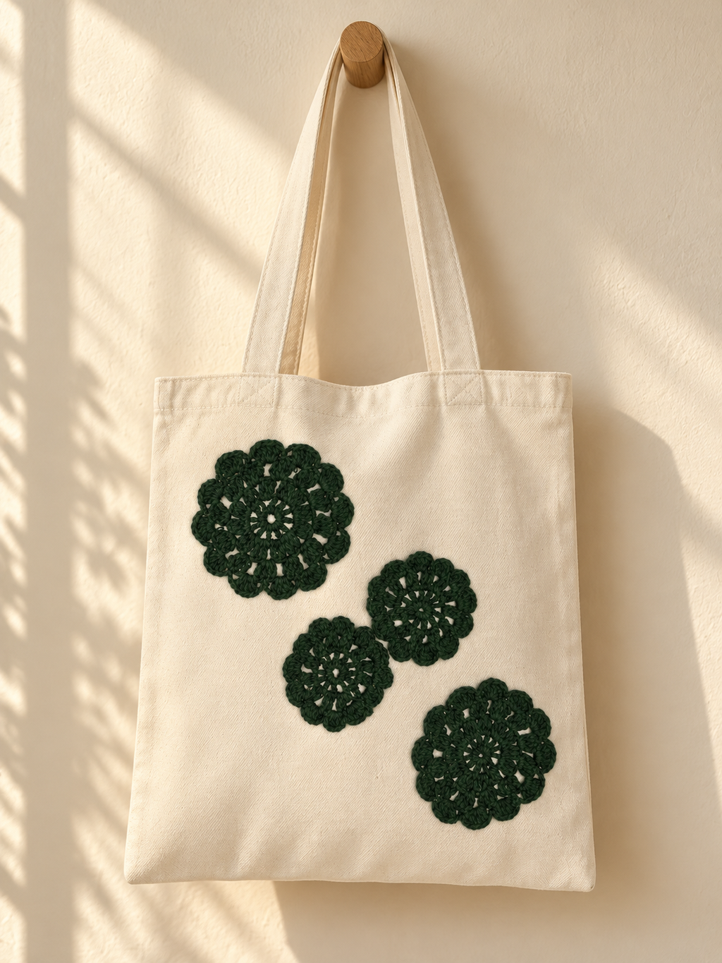 Bolsa de manta con rosetas tejidas verde bosque: ambiente (imagen ilustrativa creada con IA)