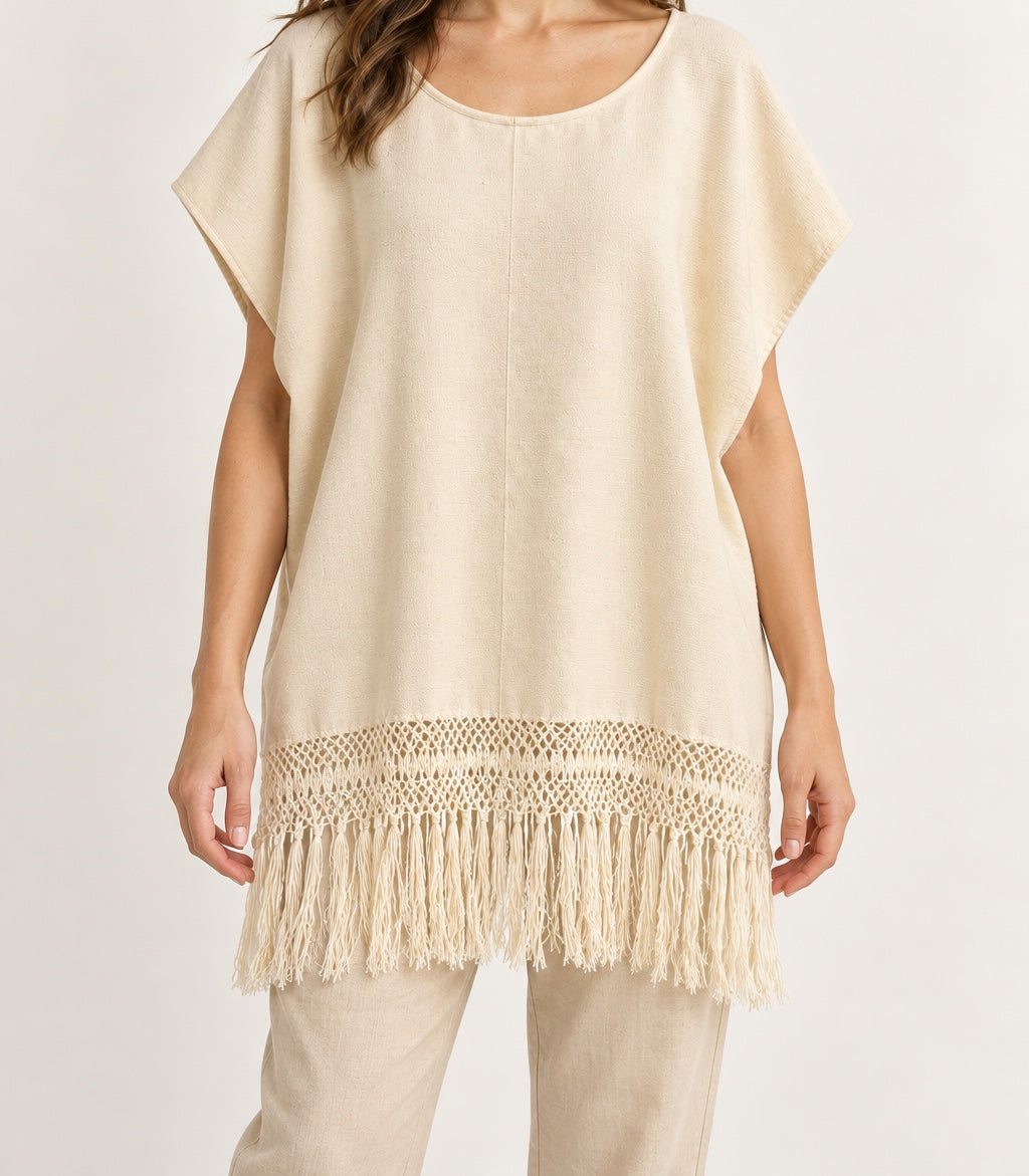 Blusa amplia con calado y flecos en look cotidiano