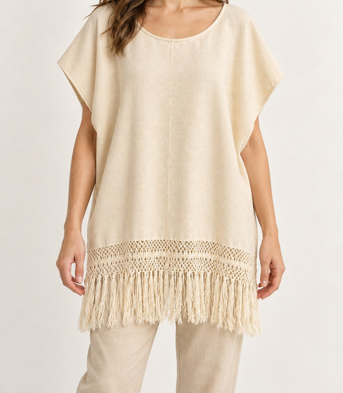 Blusa amplia con calado y flecos en look cotidiano