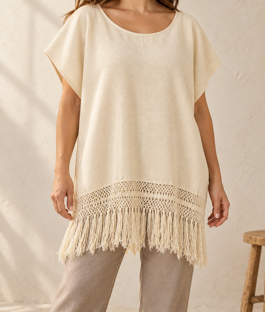 Blusa amplia con calado y flecos en look editorial