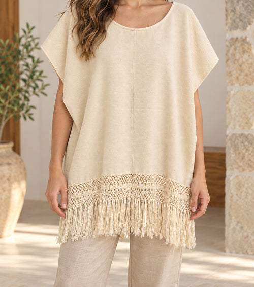 Blusa amplia con calado y flecos, puesta