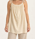 Blusa de tirantes con alforzas, puesta