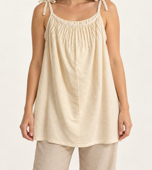 Blusa de tirantes con alforzas, puesta