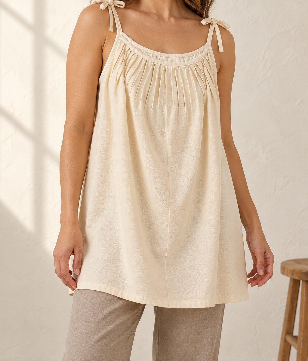 Blusa de tirantes con alforzas en look editorial