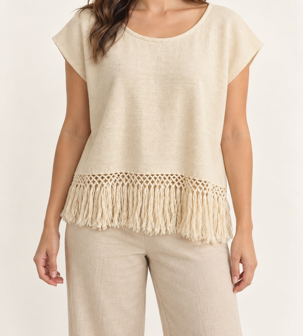 Blusa de cuello abierto con calado en look cotidiano