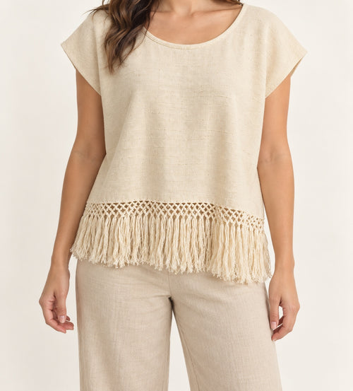 Blusa de cuello abierto con calado en look cotidiano